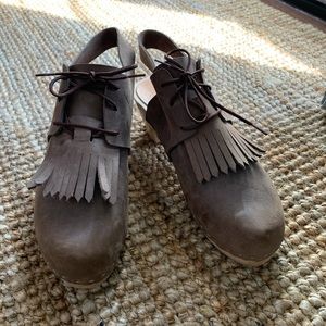 amazing condition bryr suede clogs